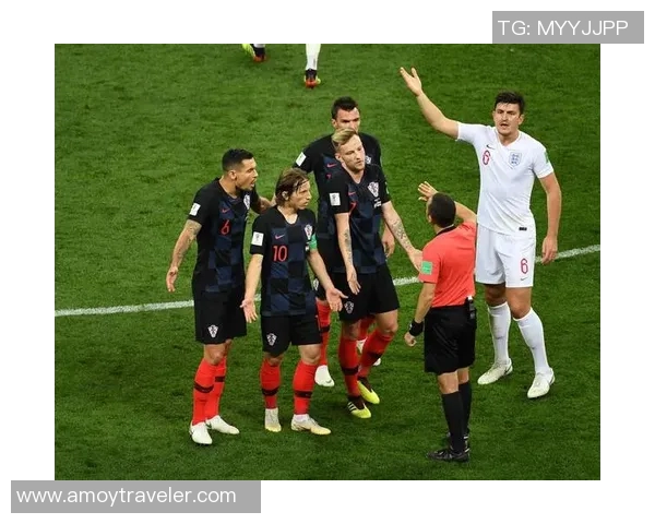 复古足球传奇回顾经典球星瞬间 见证足坛黄金时代的辉煌与荣耀